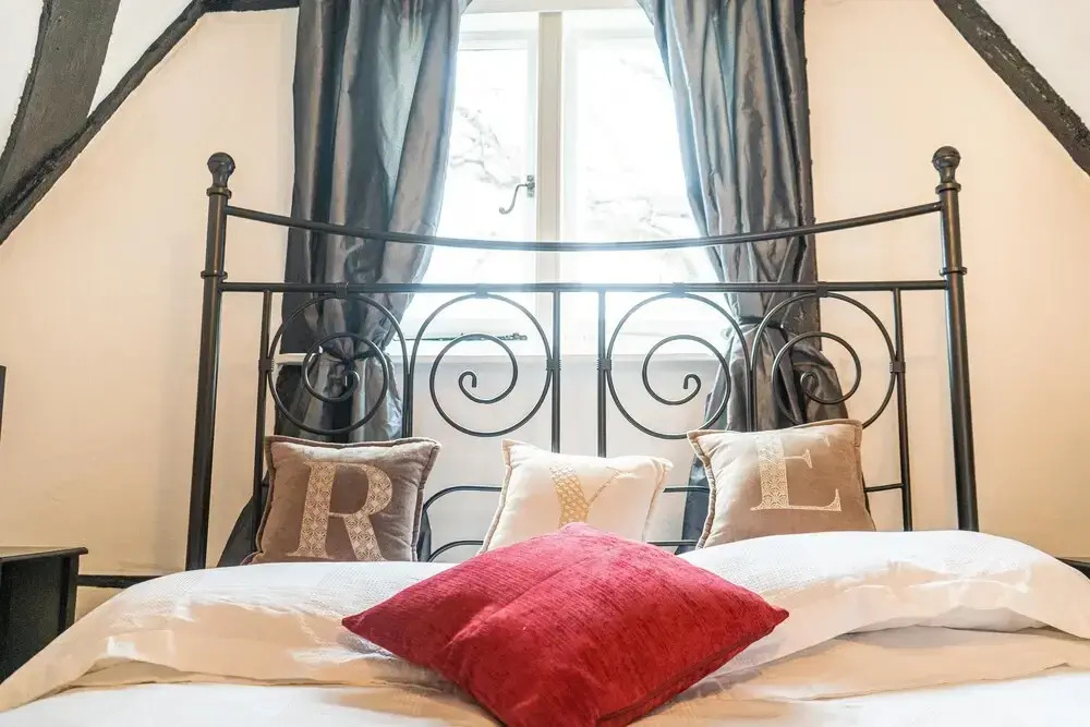 Crooked Loft - Super Central Stunning Views Sleeps 4