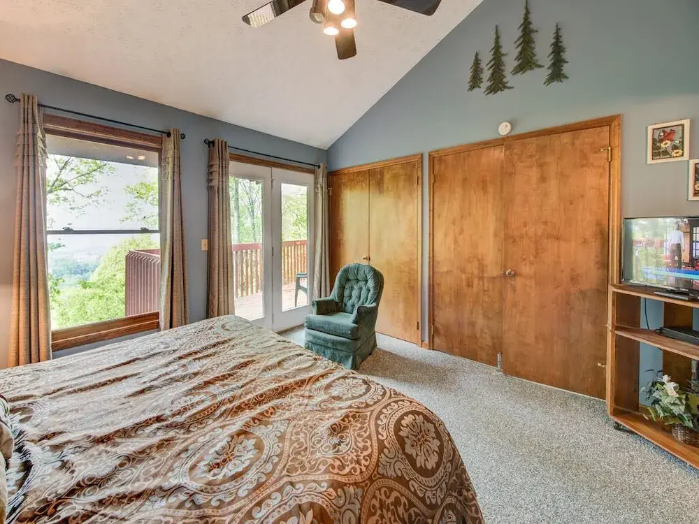 Above and Beyond 2 Bedroom with Hot Tub
