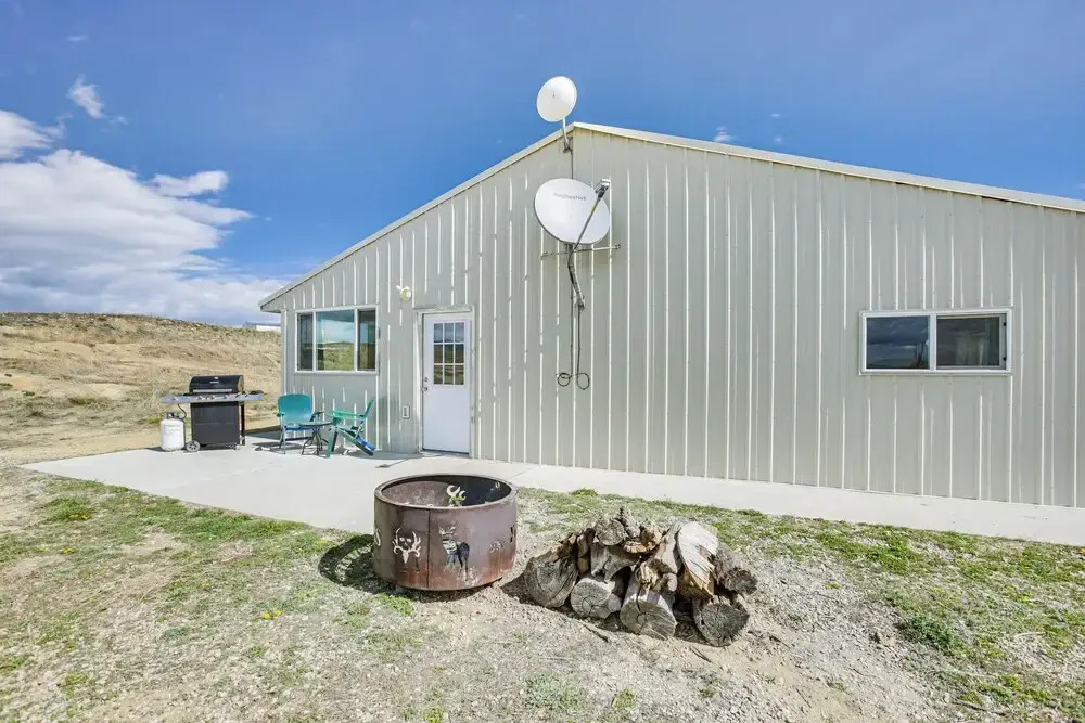 2 Mi to Dtwn Buffalo: Mtn-view Retreat w/ Patio!
