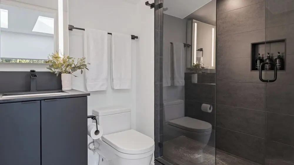 Sleeps 32, Private Compound w/ Putting Green Bouldin Collective by Avantstay