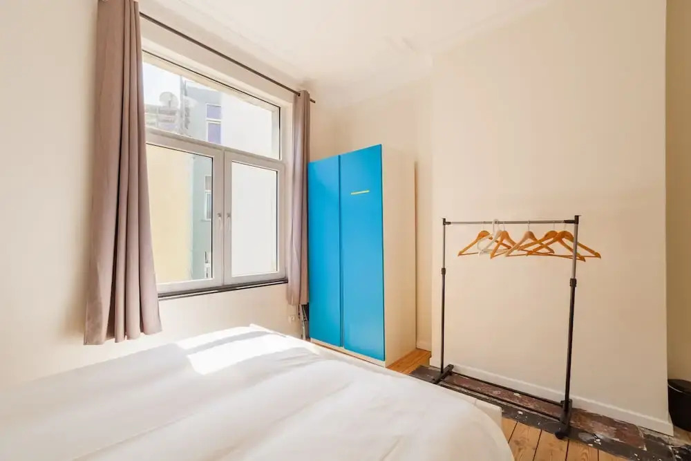 Centrally Located Bright 2 Room Apartment in Trendy st Gilles Self Check in