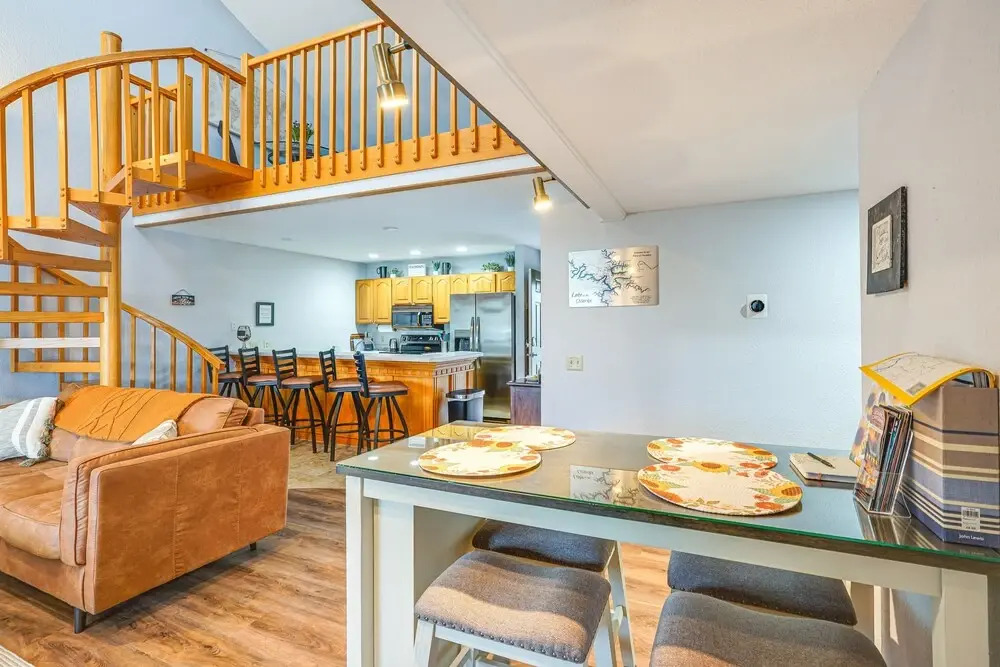 Private Balcony & Fall Views: Osage Beach Condo