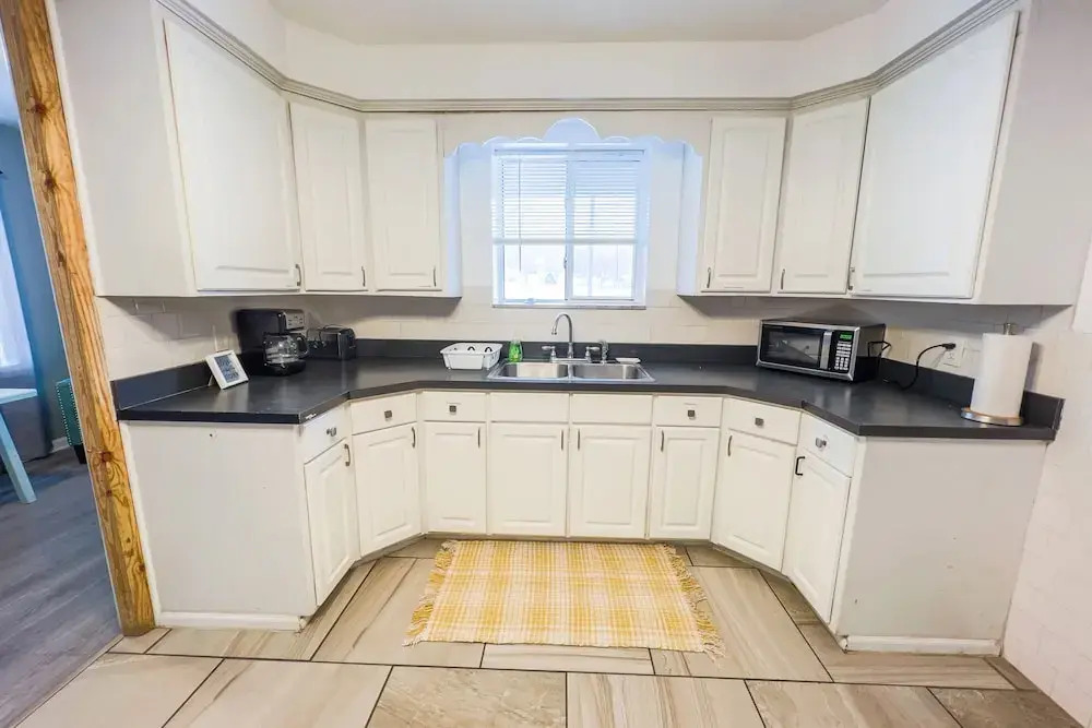 The Stone Castle - With Private Yard & Parking, Near Falls & Casino by Niagara Hospitality