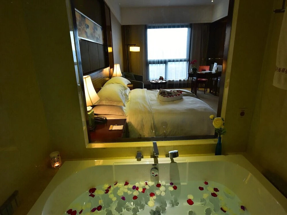 Dali Art Golf Hotel