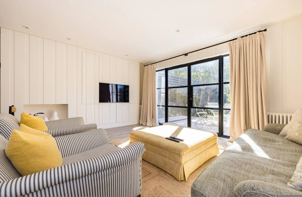 Battersea Set 3 Bedroom Home With Garden