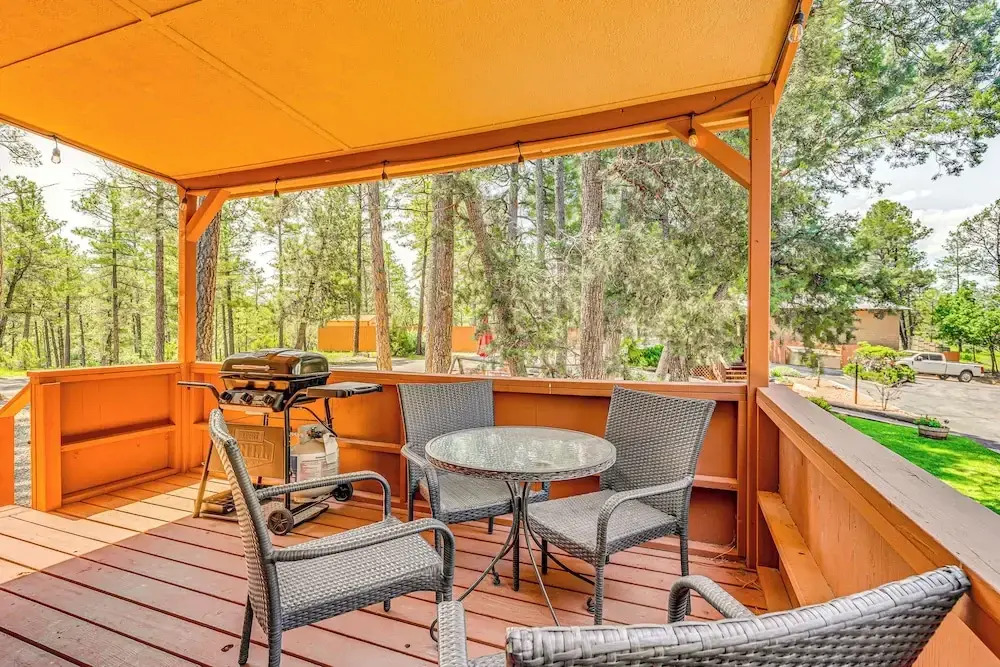 Cozy Ruidoso Condo w/ Deck ~ 2 Mi to Cedar Creek!