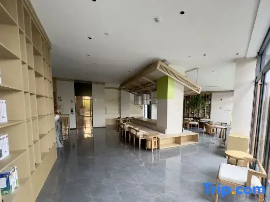 Longchang Lakeview Homestay