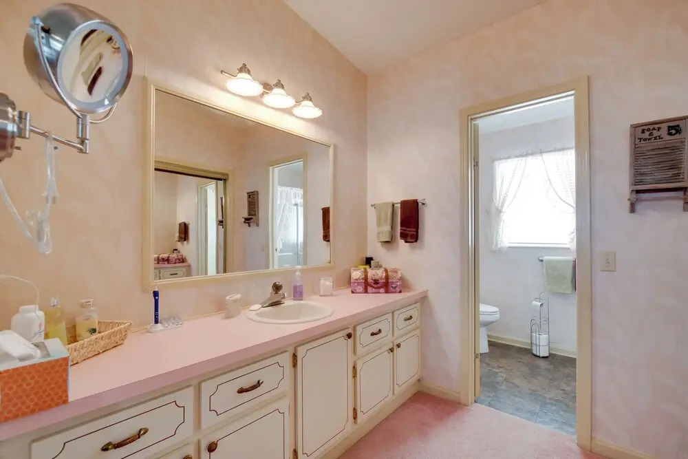 Lady Lake House with Lanai and Community Pool!
