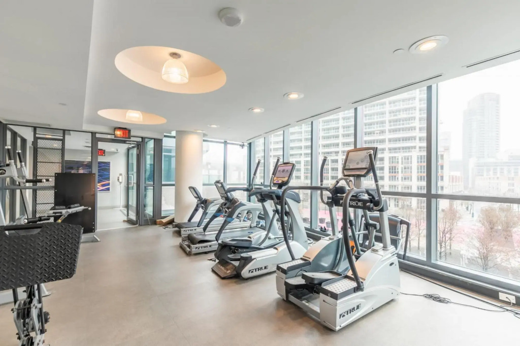 Modern Bright 1Br+Den Unit Downtown