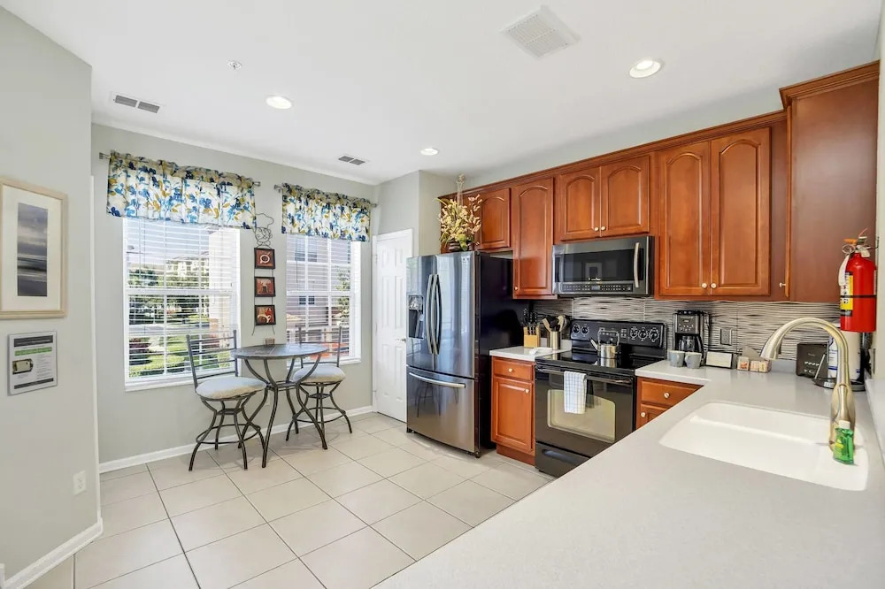 Pleasant and Spacious Town Home Near the Convention Center #3vc107