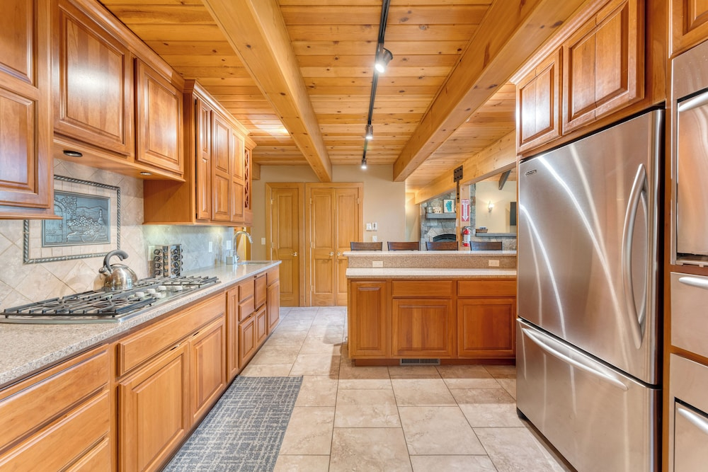 Ember by Avantstay Majestic Entertainers Home w/ Pine Tree Views & Close to Meek's Bay