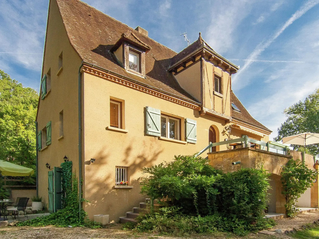 Spacious villa with heated pool, several terraces and a lot of privacy.