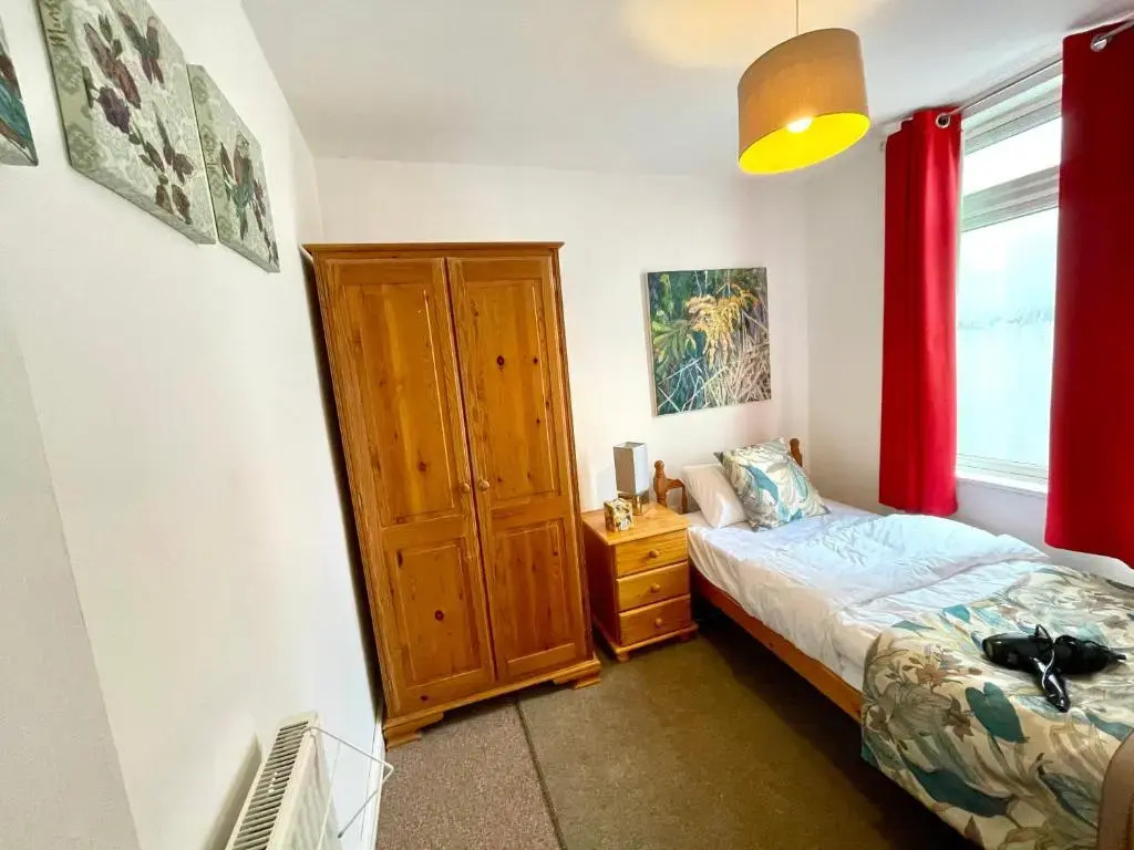 4 bedroomed maisonette in City Centre, near Barbican & Seafront