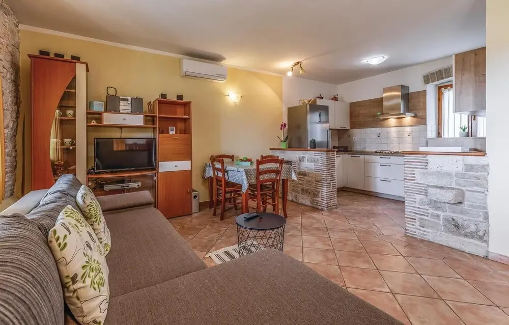 2 Bedroom Stunning Apartment In Fazana
