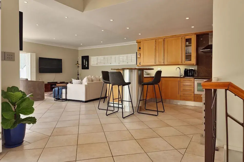 Camps Bay Villa with Pool 150m to the Beach