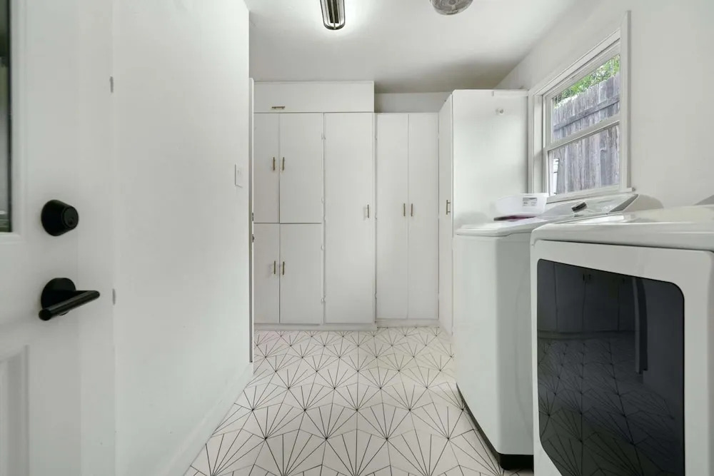 4 Bedroom Near Soco With a Private Pool & Sauna