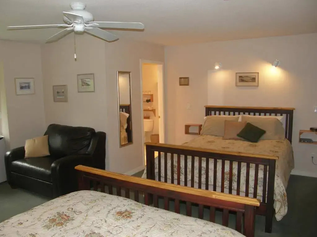 Cedar Wood Lodge Bed & Breakfast Inn