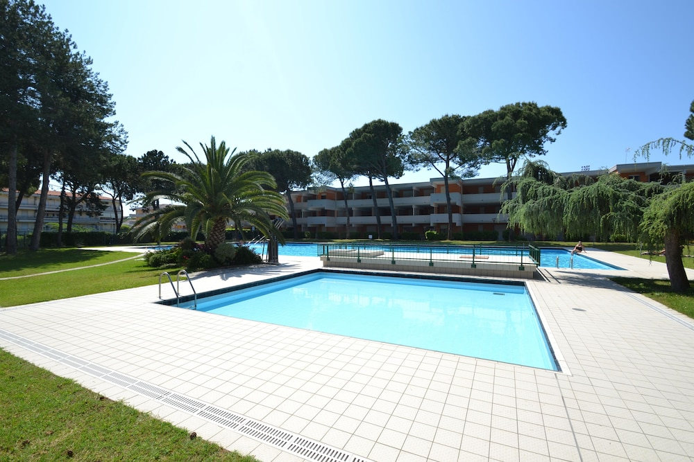 Spacious Flat With Pool View