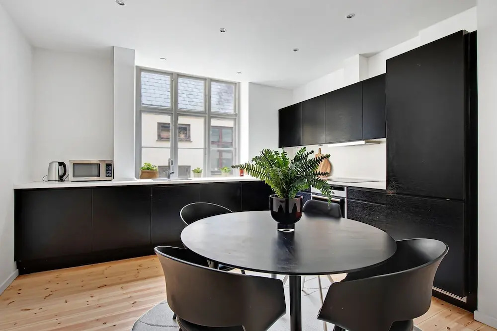 Square - Spacious 6-bdr Apt Near Nyhavn