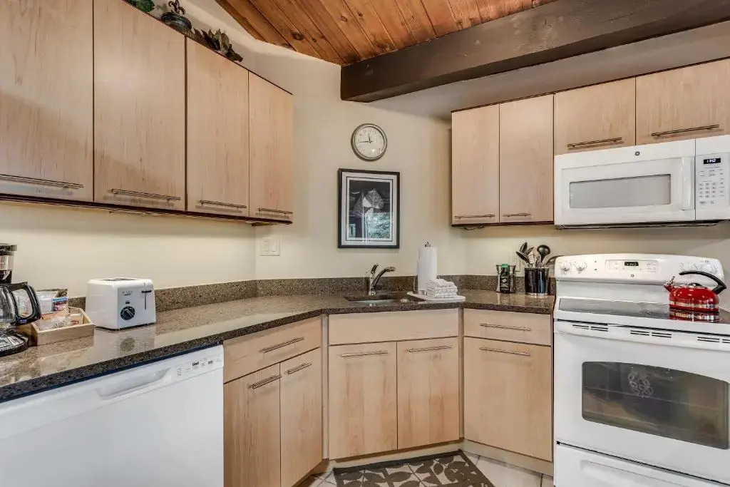 Laurelwood Condominiums Studio Premier Unit 308