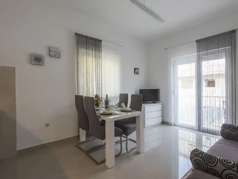 Comfortable apartment in a quiet area, private terrace, shared swimming pool