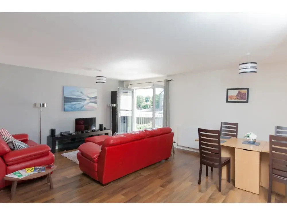 Bright, Contemporary Edinburgh Flat With Parking!