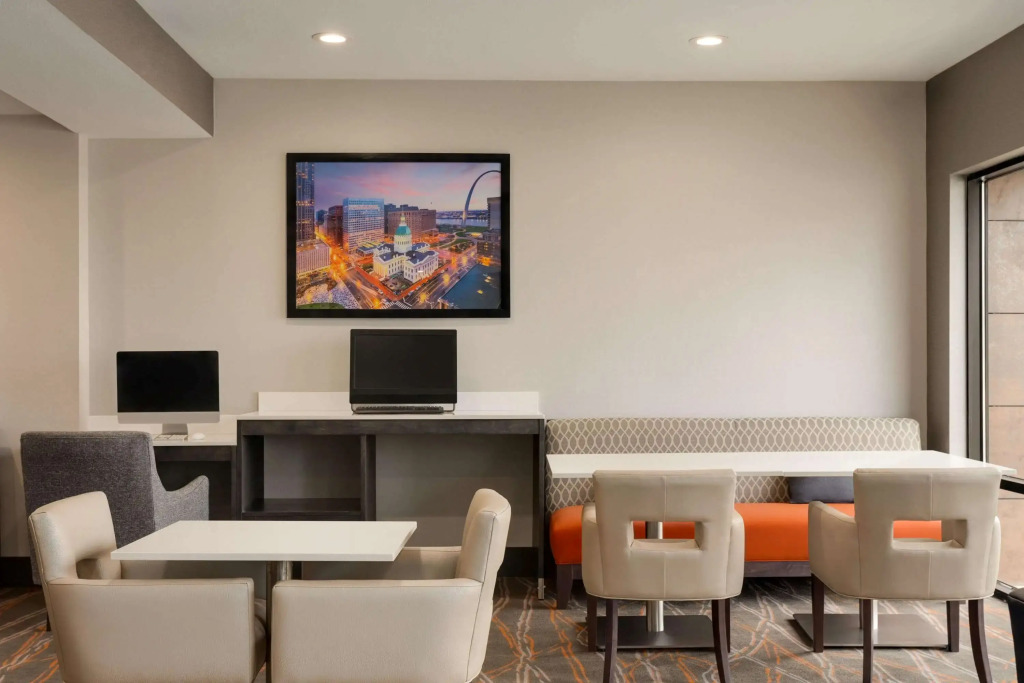 La Quinta Inn & Suites by Wyndham St Louis Route 66