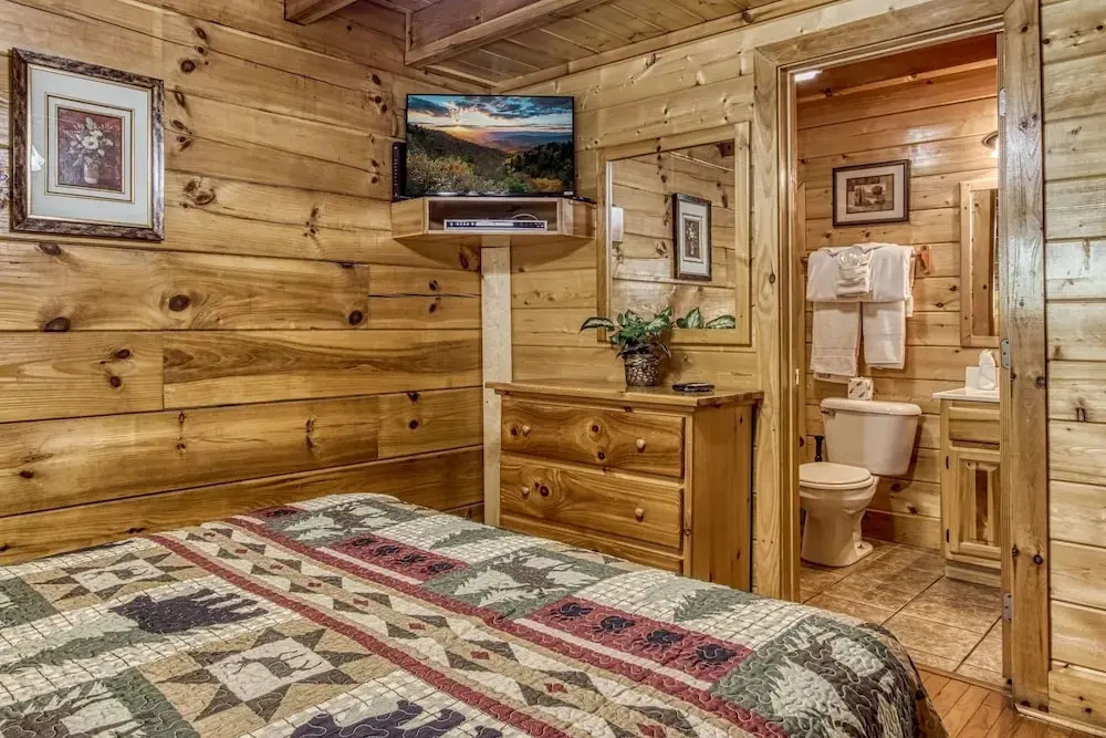 ERN864 - The Cedars - Great Location! Close To All The Action! cabin