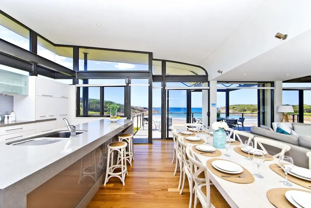 Sails on the Beachfront - Exclusive Seaside Home