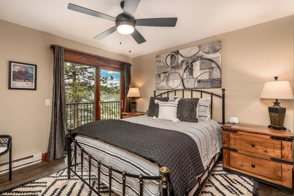 Breiding Upper Luxury Vacation At Windcliff 2 Bedroom Home by RedAwning