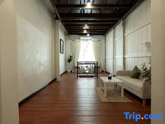 House of Patcha เรือลพัชชา Hostel share bathroom