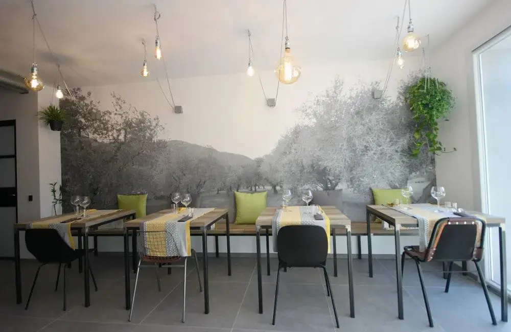 Pove 2.4 Hotel