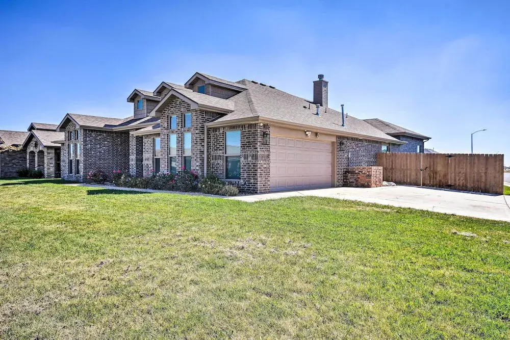 Modern Amarillo House w/ Fire Pit + Hot Tub!