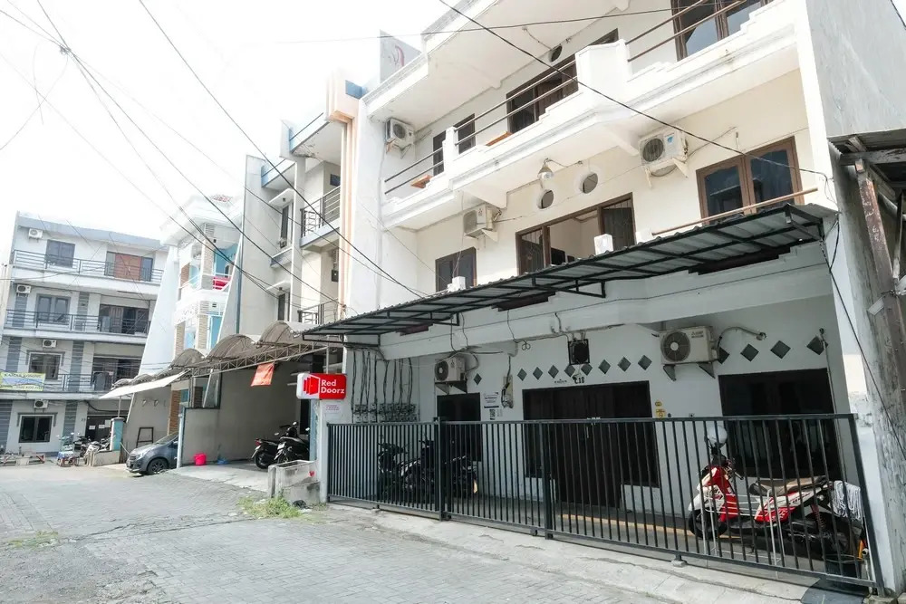 RedDoorz Padang Pasir near Petra University Surabaya