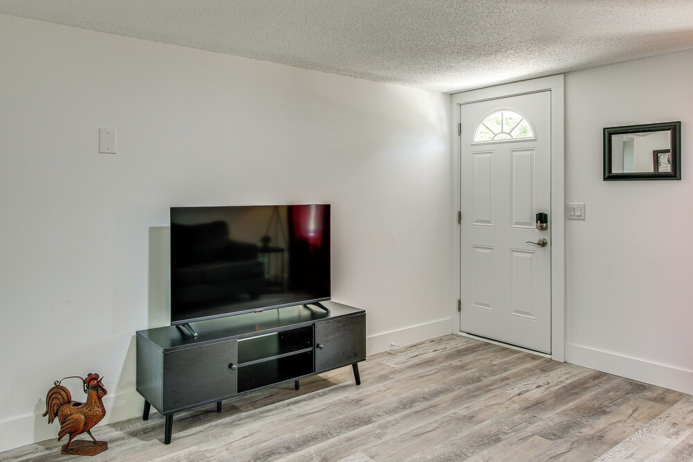 2 Mi to USC Campus: Peaceful Apartment w/ Yard