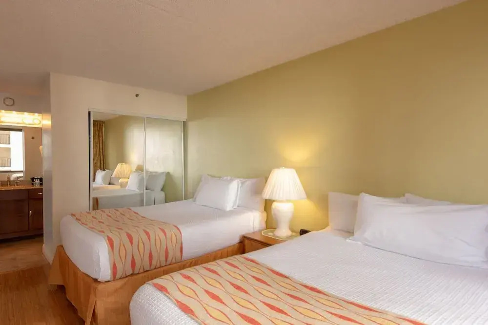 Deluxe Waikiki Banyan Condos - Free Parking & Wifi