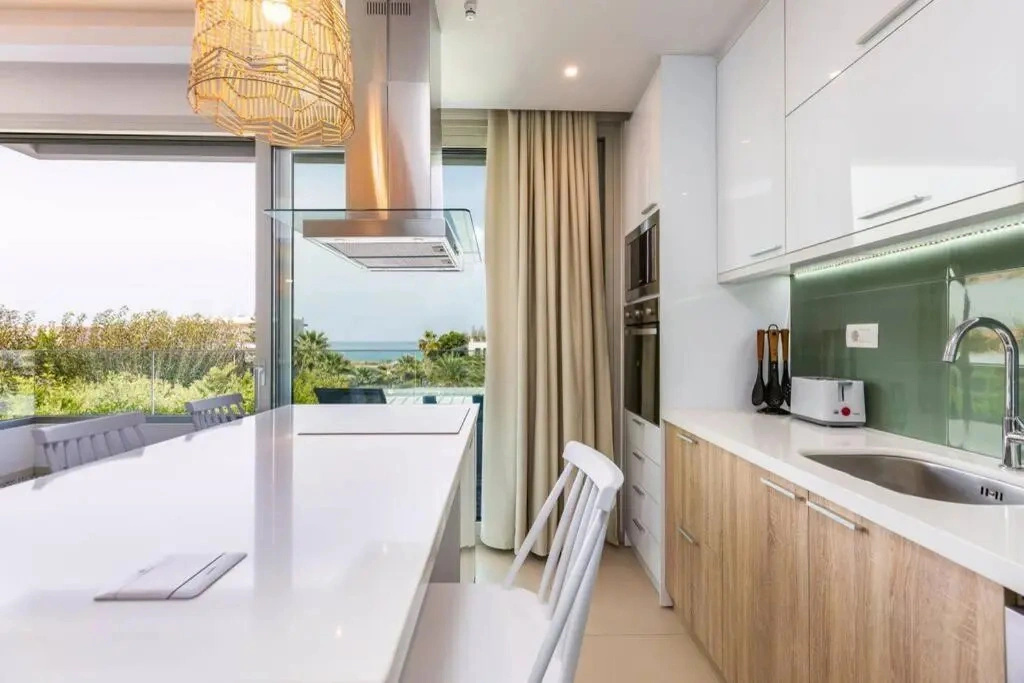 Adelhome - Sea view & walking distance to beach