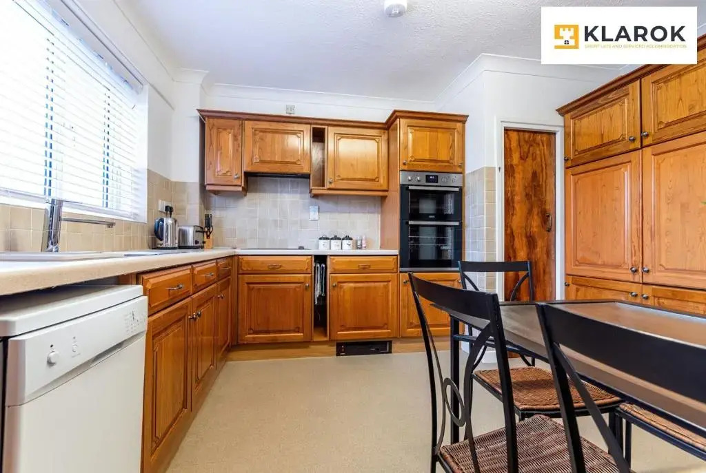 LONG STAYS 25pct OFF - Spacious 3 Bed with Parking & Keyless Access By Klarok Short Lets & Serviced Accommodation