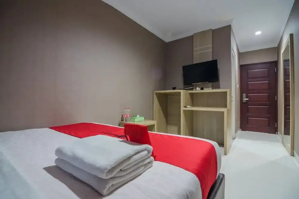 RedDoorz Plus near Lippo Cikarang Mall