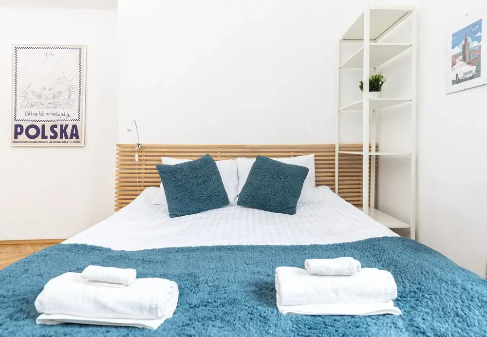 WS 3-Bedroom Old Town Apartment