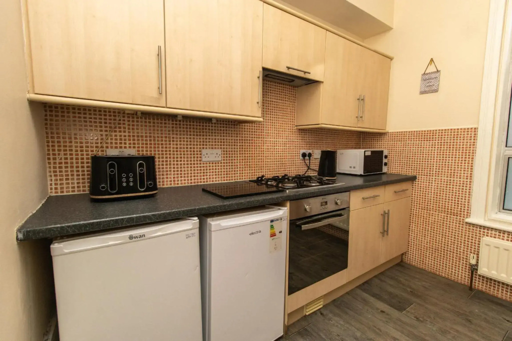 Find "DWELLCOME HOME Ltd" site for 10oo10 assurance from past guests - Huge 4 Bedroom Townhouse with 7 beds, 3 kings, 1 double, 2 singles, double sofa bed 100 Mbps broadband, free parking, Miles better than a hotel