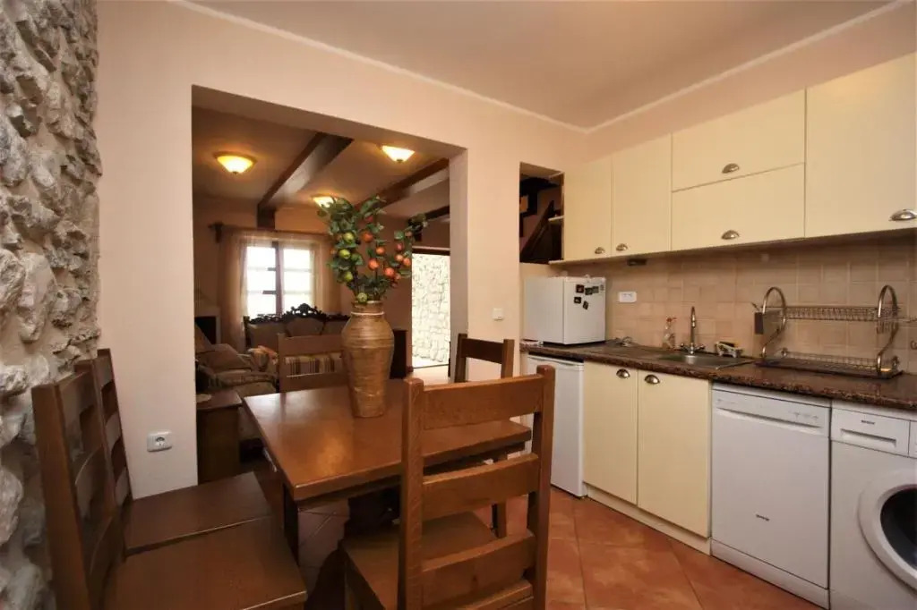 Antique 3 BR House next to Admiral