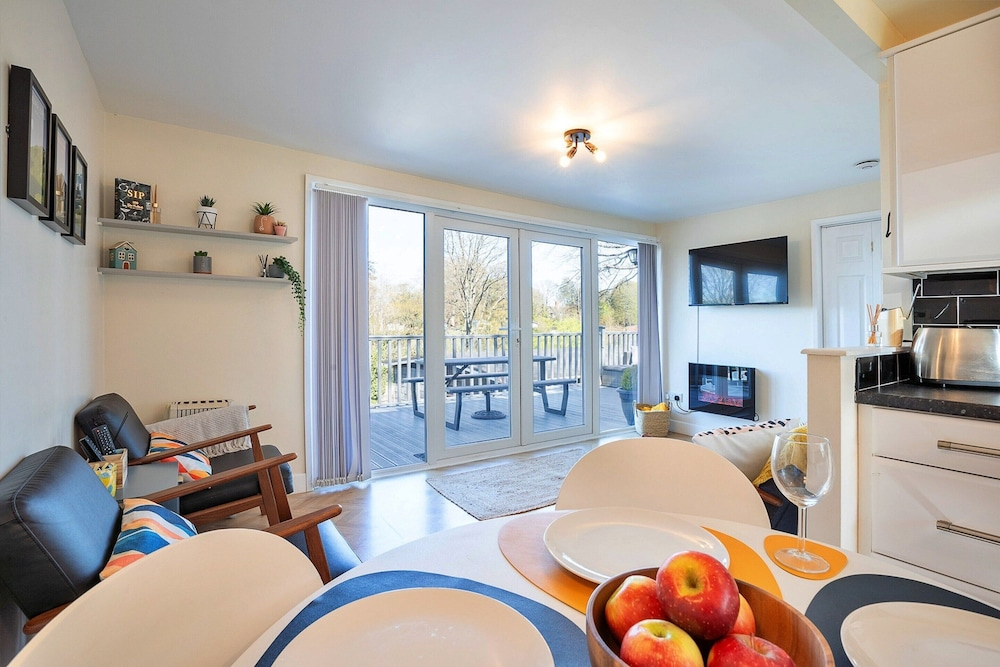 Chalet in Snowdonia With Pool & Fishing Lake