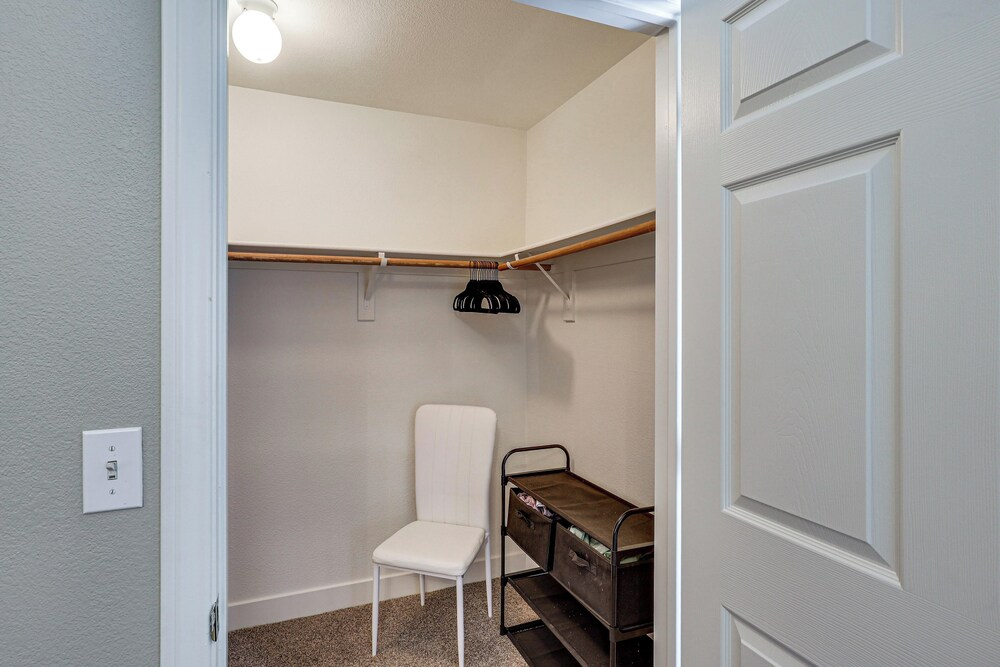 Long-term Ready! Green Valley Condo w/ Pool Access