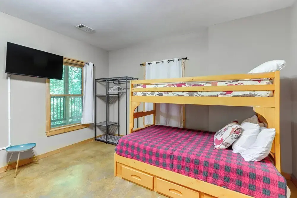 Deck & Private Hot Tub: Cabin in Ellijay!