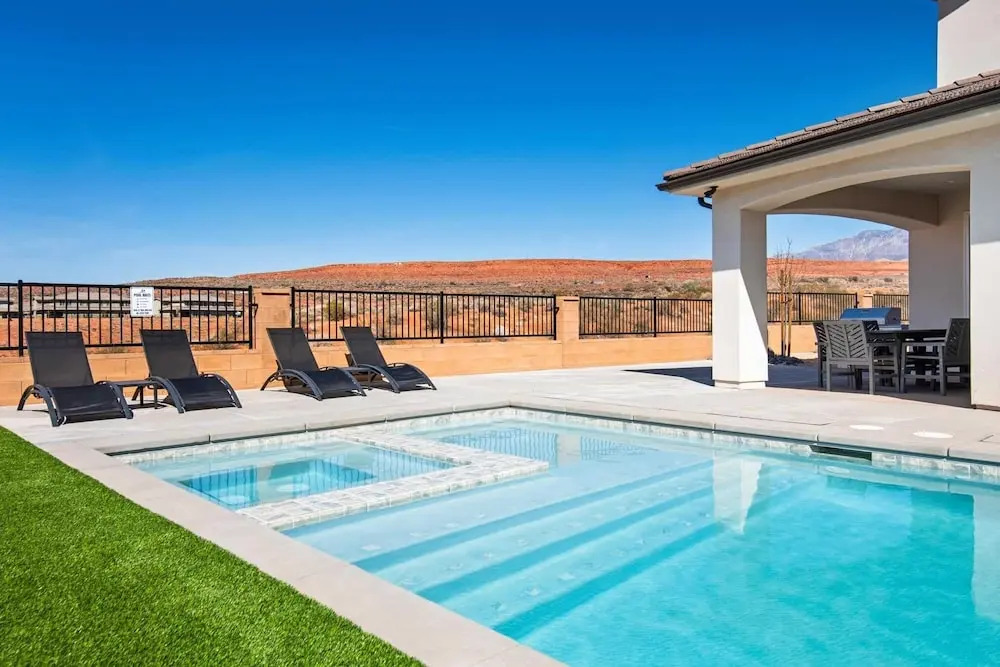 Paseos Poolhouse home