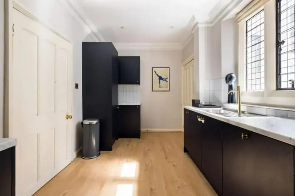 The Woking Wonder - Captivating 3BDR Flat with Parking