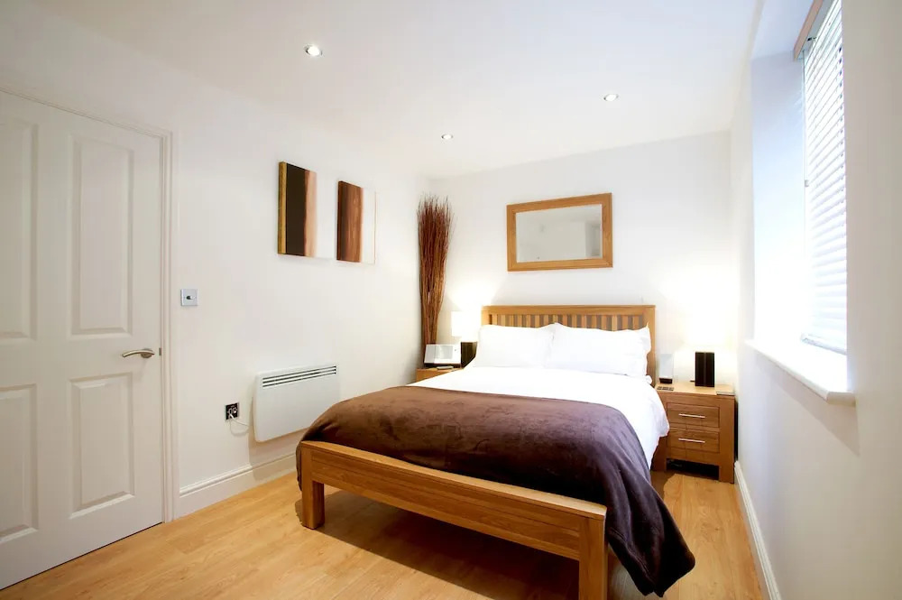 The Old Library - Newbury Town Centre - Within easy reach of Train Station and Racecourse - Excellent road links via the A34 and M4