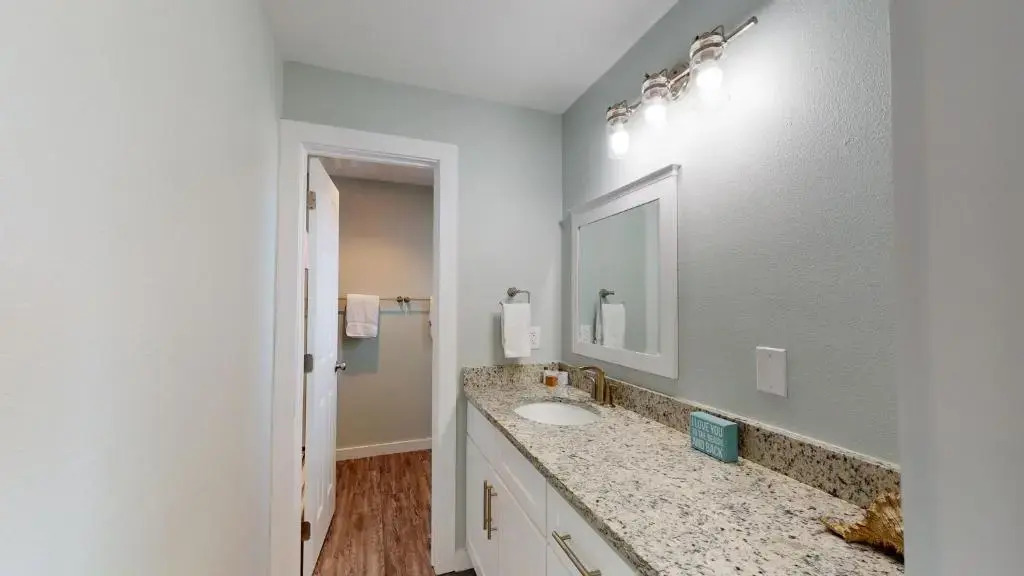 AH-C210 Newly remodeled 2nd Floor Condo, Close to Marina and Ferry