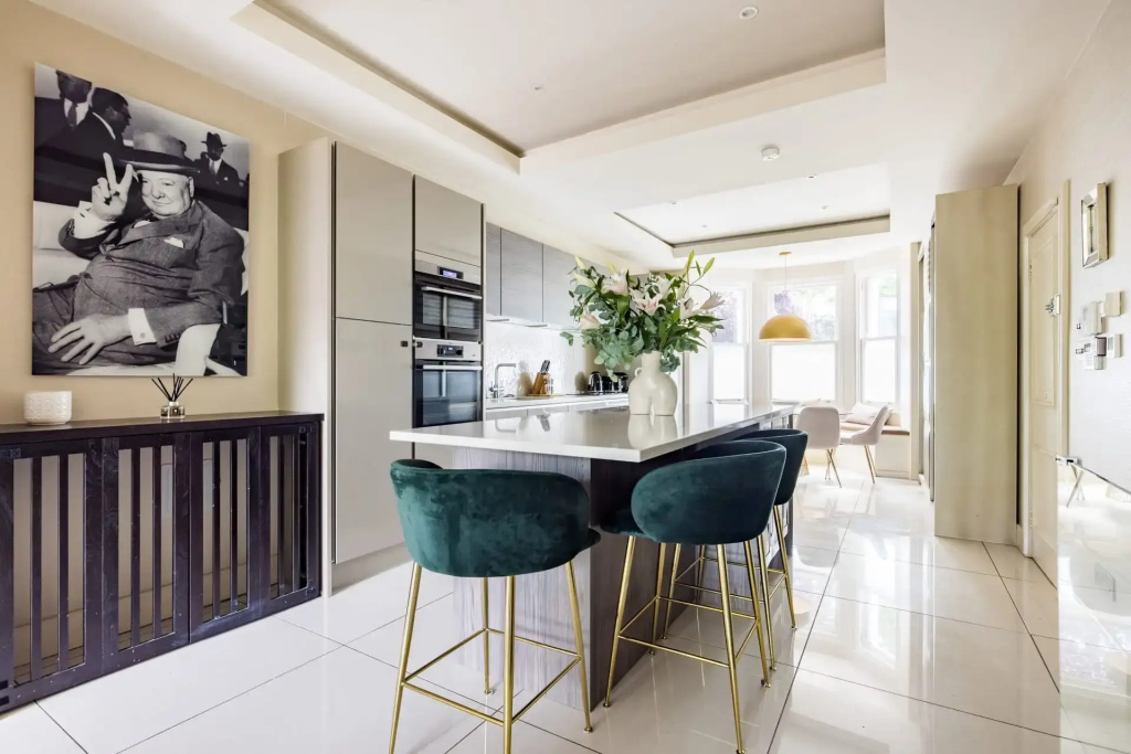 Bright South Kensington Garden Maisonette with AC and Gym Room
